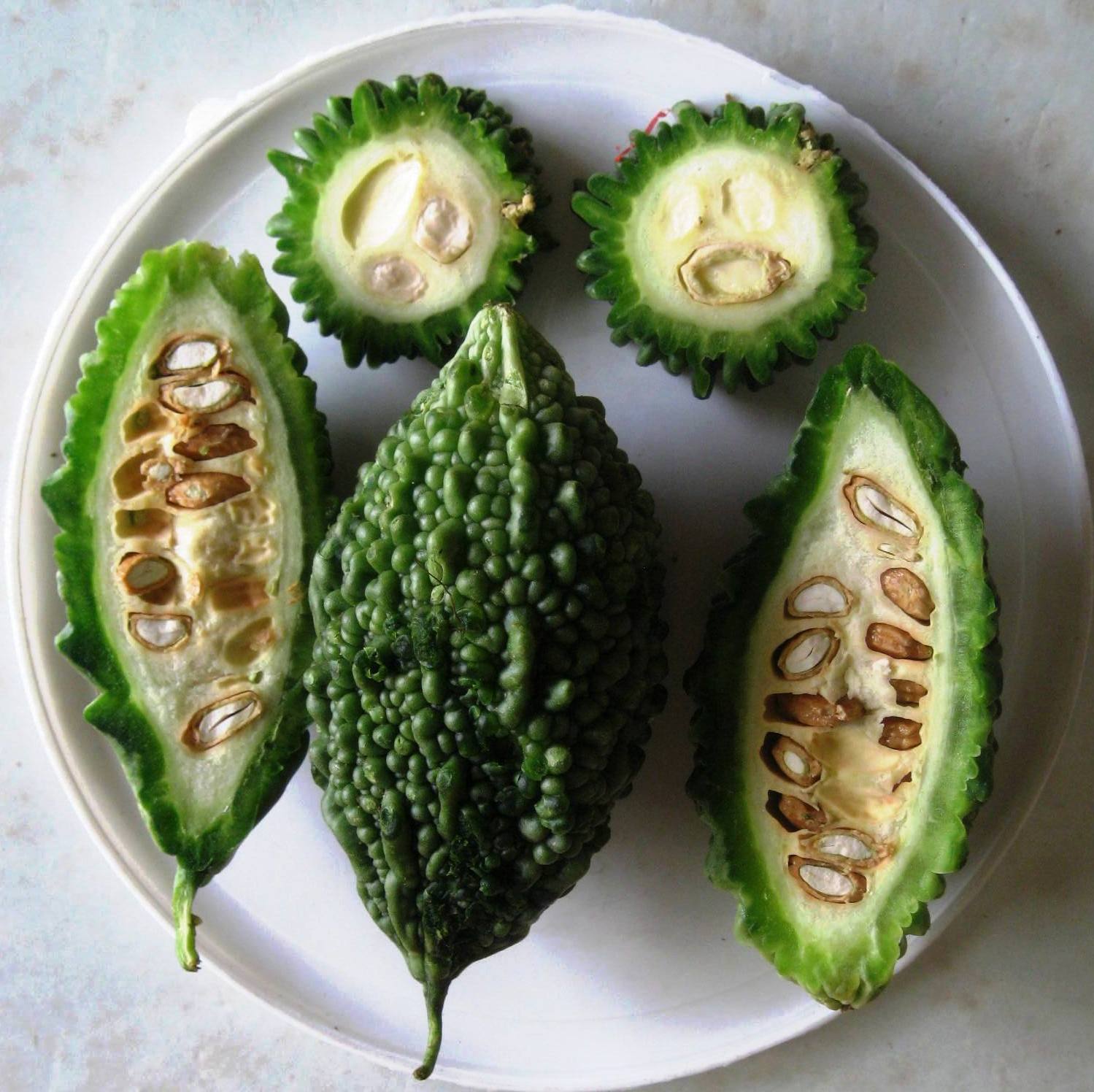 Frutos verdes de melão de São Caetano cortados — o estágio comestível
